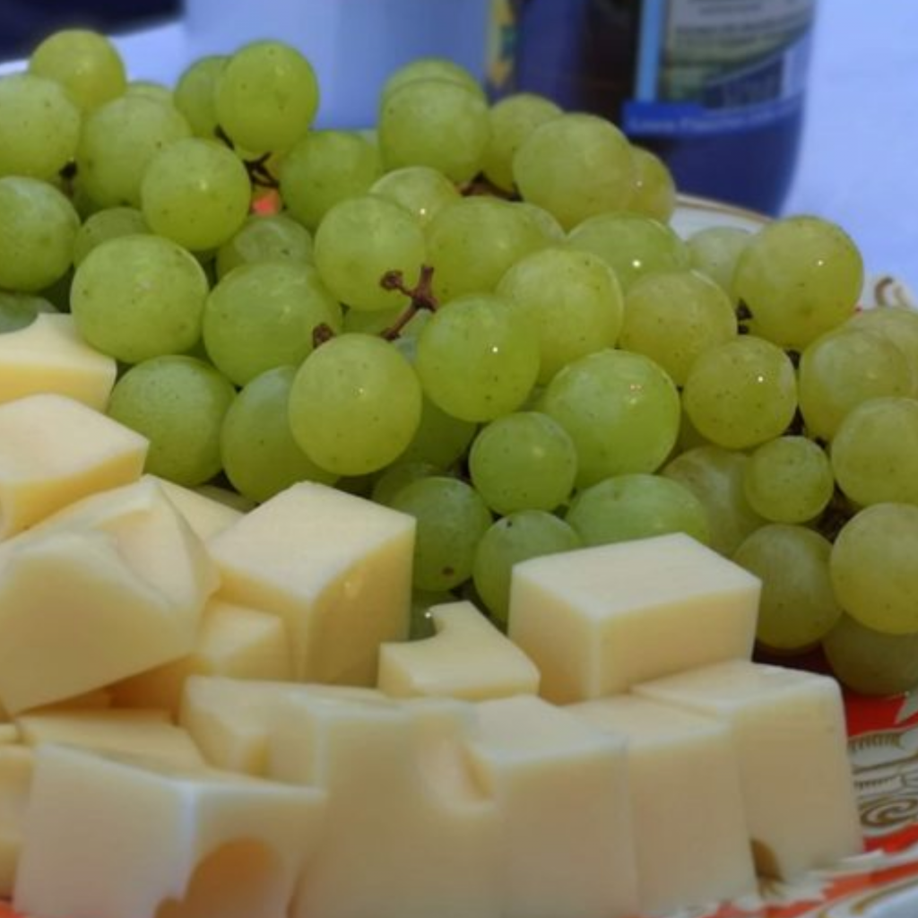 Käse und Weintrauben beim Retro Picknick 2019