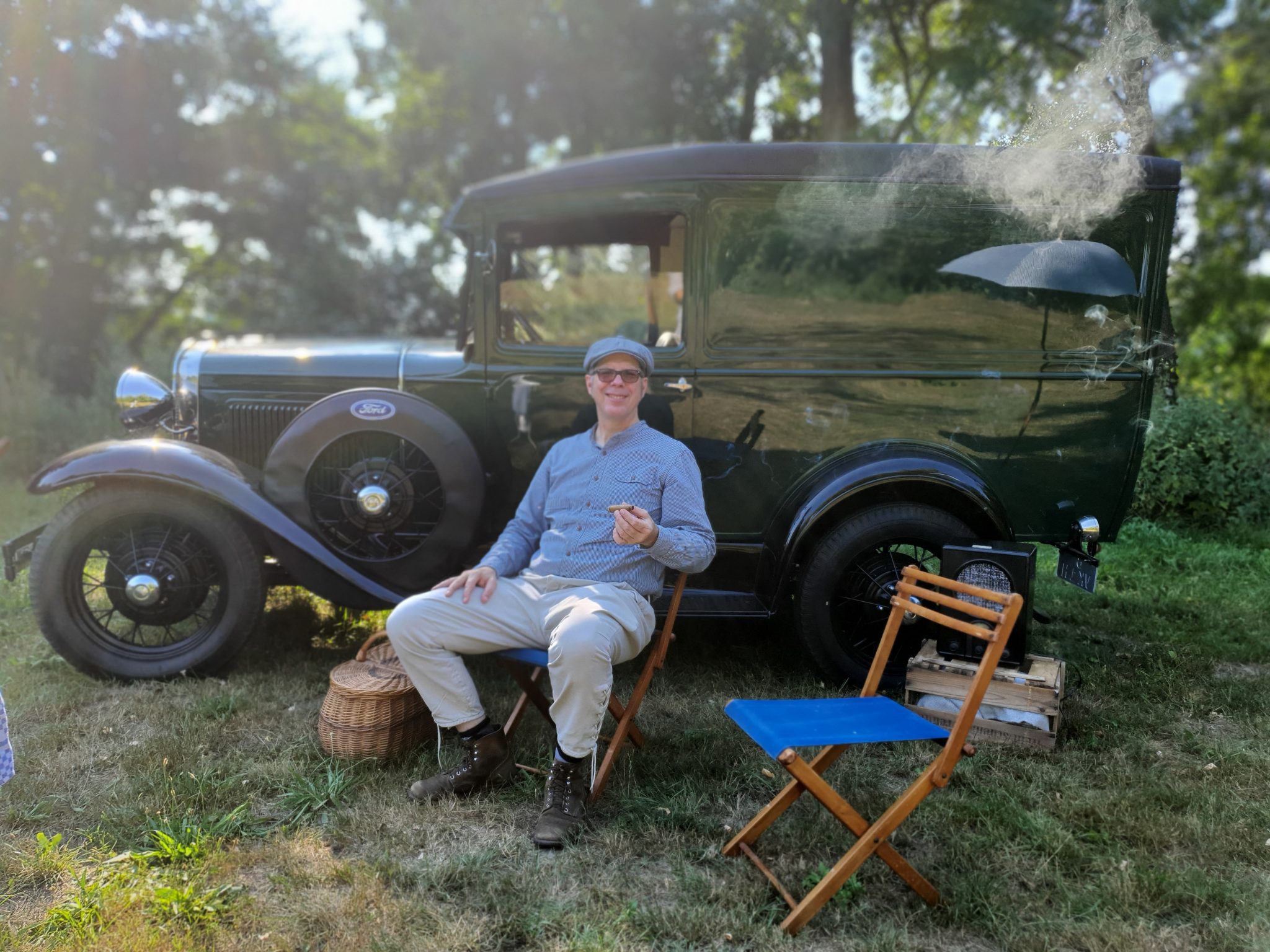 Klausi vuoden 1930 Ford Model A -paneelitoimituksen edessä