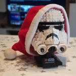 Casco da Stormtrooper™ LEGO® Star Wars™ 75276 con cappello da Babbo Natale