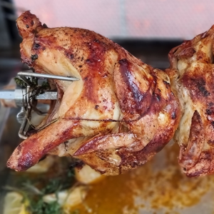 Kurczak na rożnie z grilla gazowego