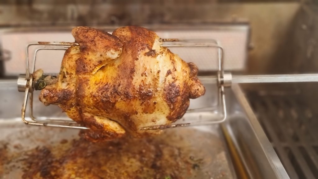 Kuře na rožni z plynového grilu