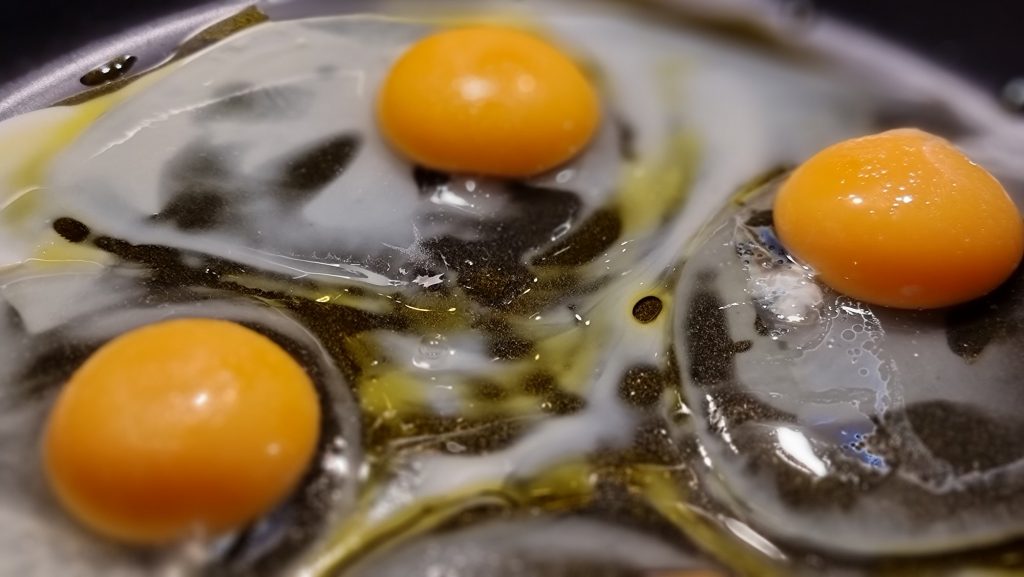 Smažené vejce na pánvi