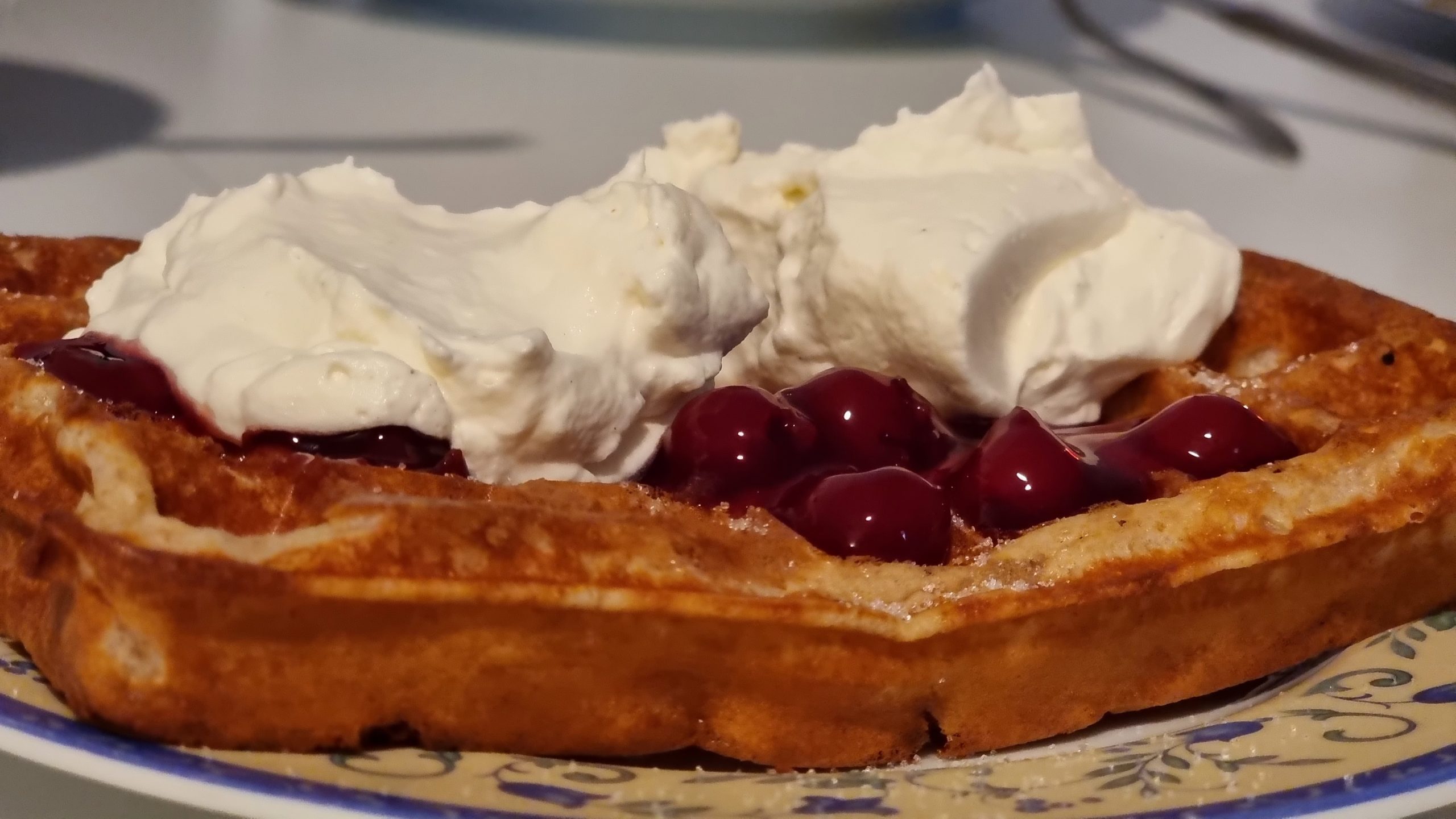 waffeln mit kirschen und sahne