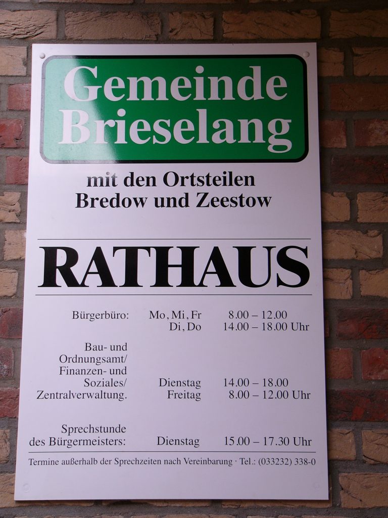 Rathaus Brieselang April 2006