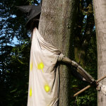 Вещица се удря в дърво на примката Саар