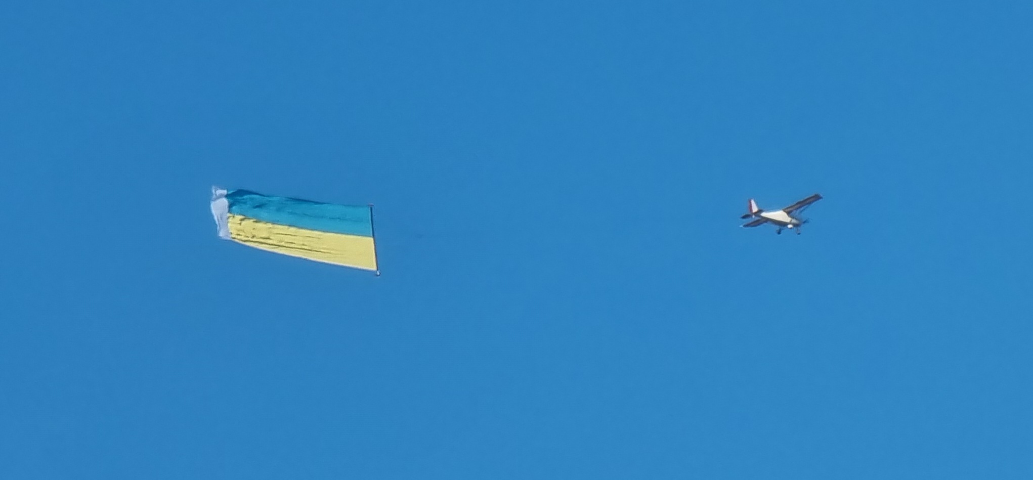 Flugzeug mit Fahne der Ukraine