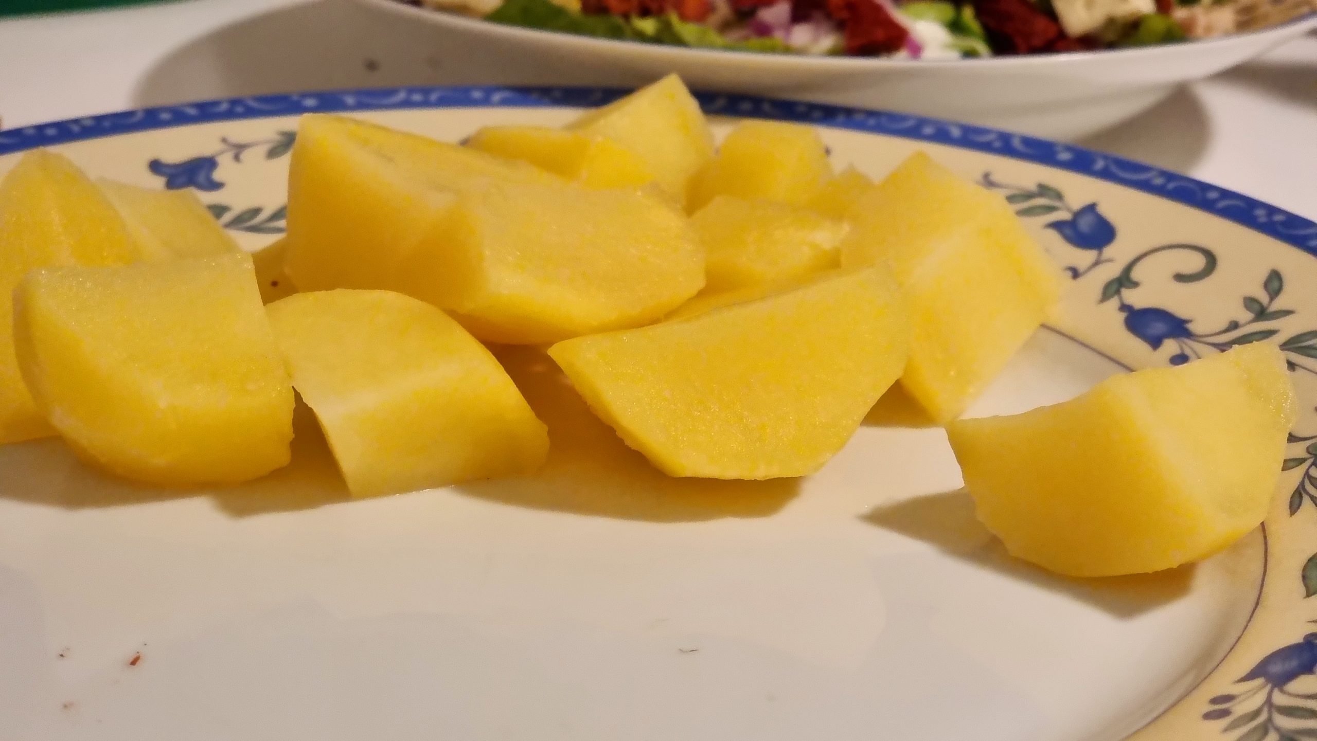 Kartoffeln mit Heringe in Sahnesoße und Salat