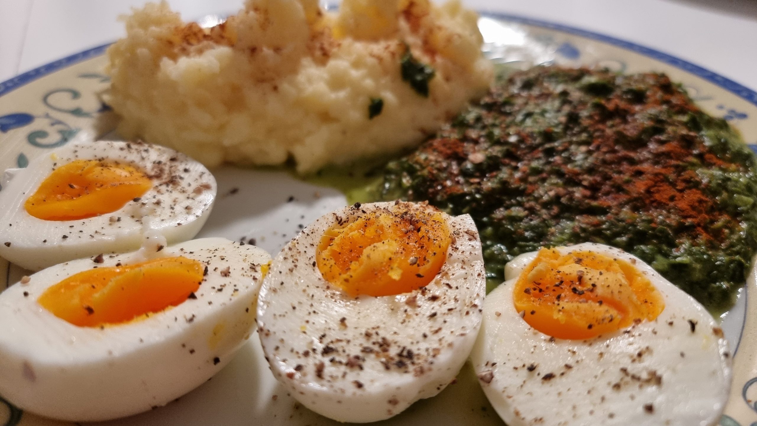 Spinat mit Kartoffelbrei und gekochten Eiern