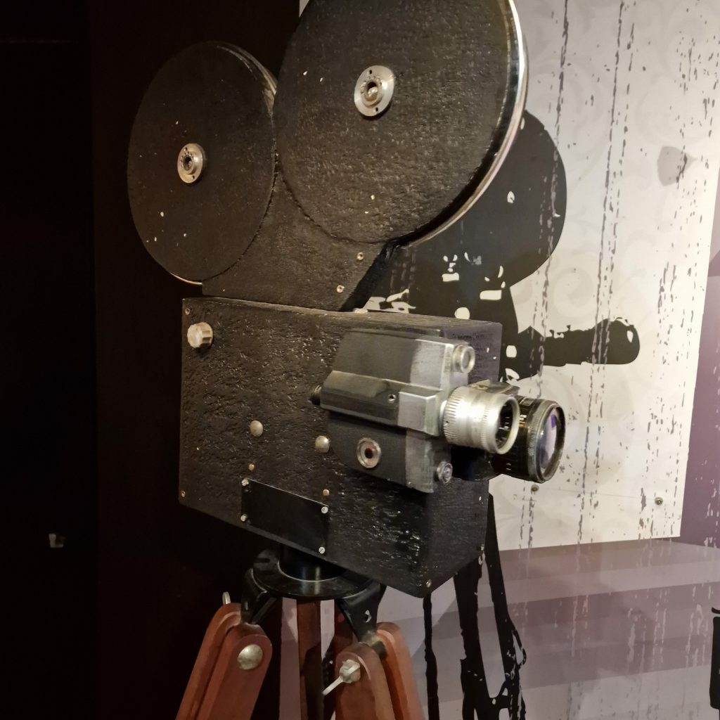 Stará filmová kamera (Madame Tussauds, duben 2022)