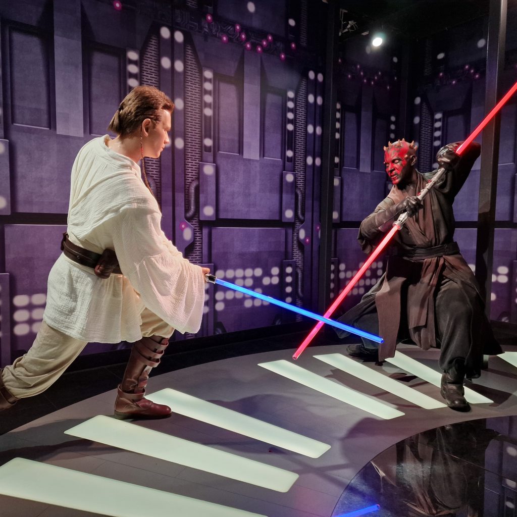 Bojová scéna světelného meče mezi Darthem Maulem a Obi-Wanem Kenobim (Madame Tussauds, duben 2022)