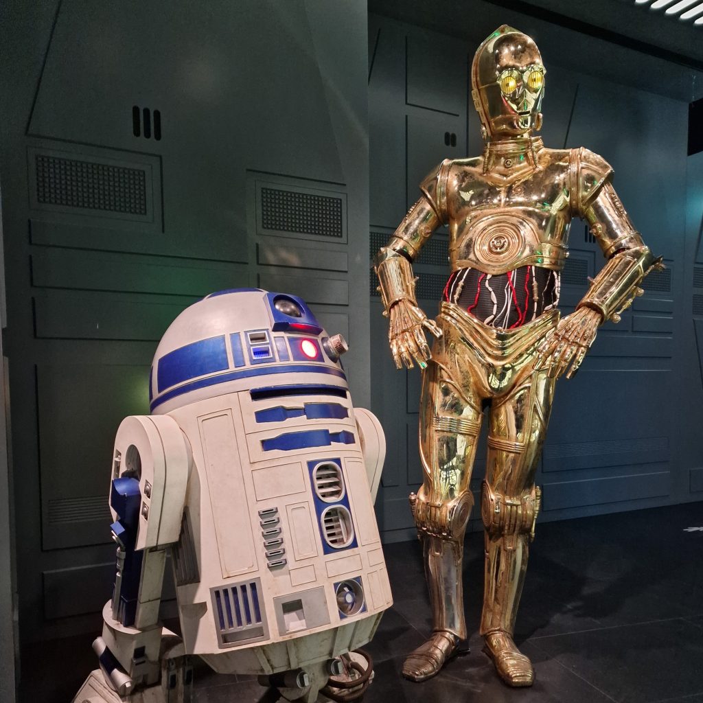 C-3PO a R2-D2 (Madame Tussauds, duben 2022)