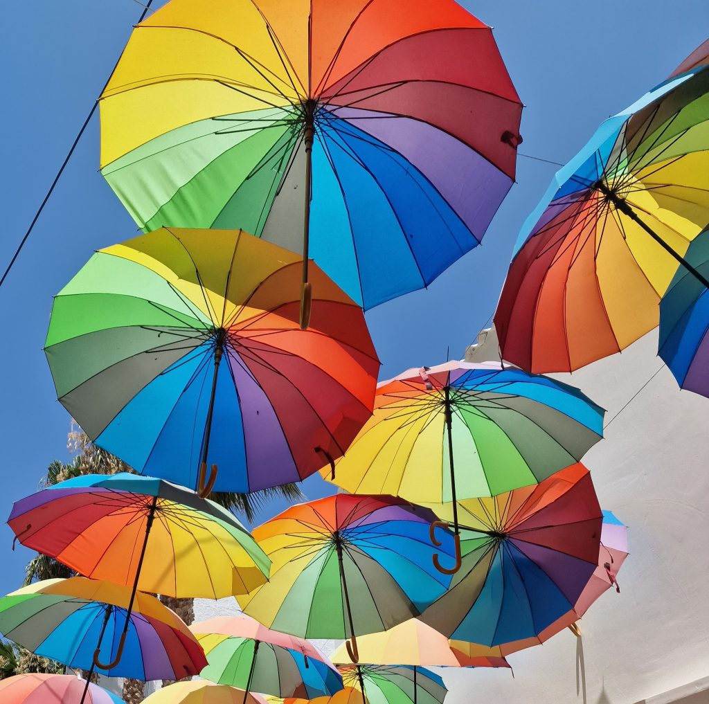 Πολύχρωμες ομπρέλες και φιλόξενα εστιατόρια: μια σκηνή που πρέπει να μείνετε