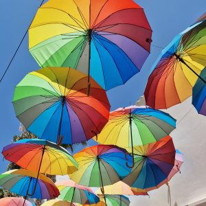 Різнокольорові парасолі та затишні ресторани: місце, де можна затриматися