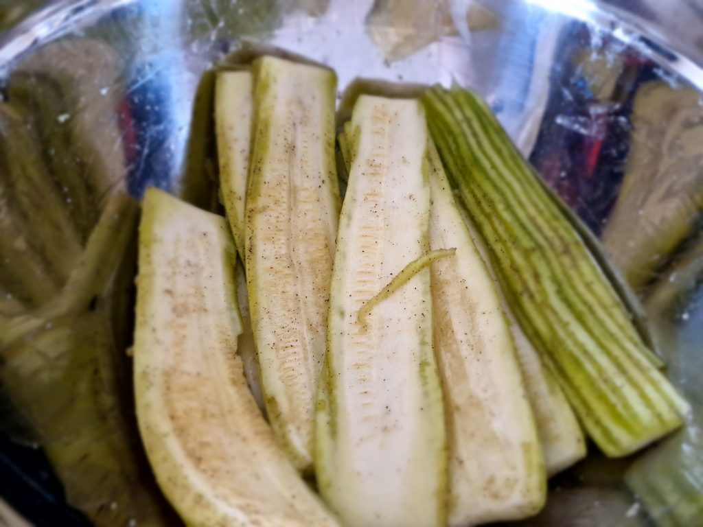 Panierte Zucchini Scheiben in einer Käse Panade