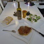 Южноамерикански стек от OptiGrill с вкусна салата и чабата