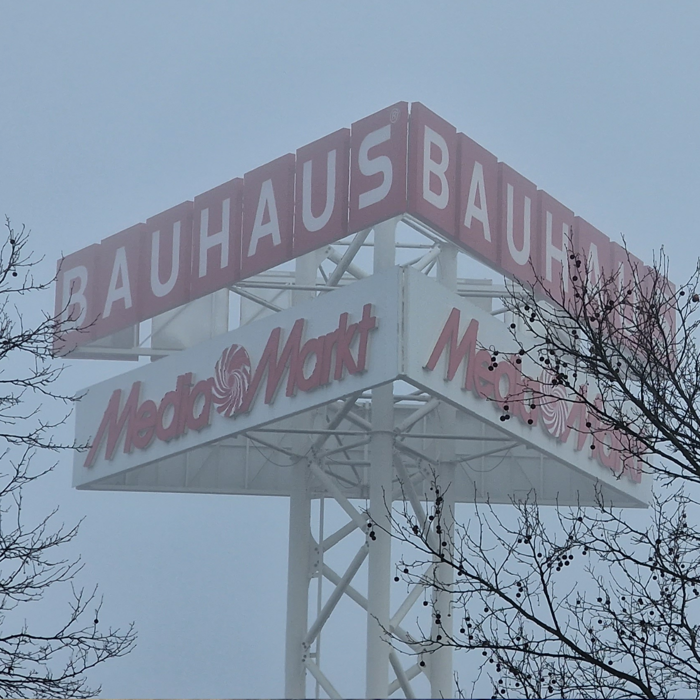 Знак BAUHAUS Spandau в мъглата