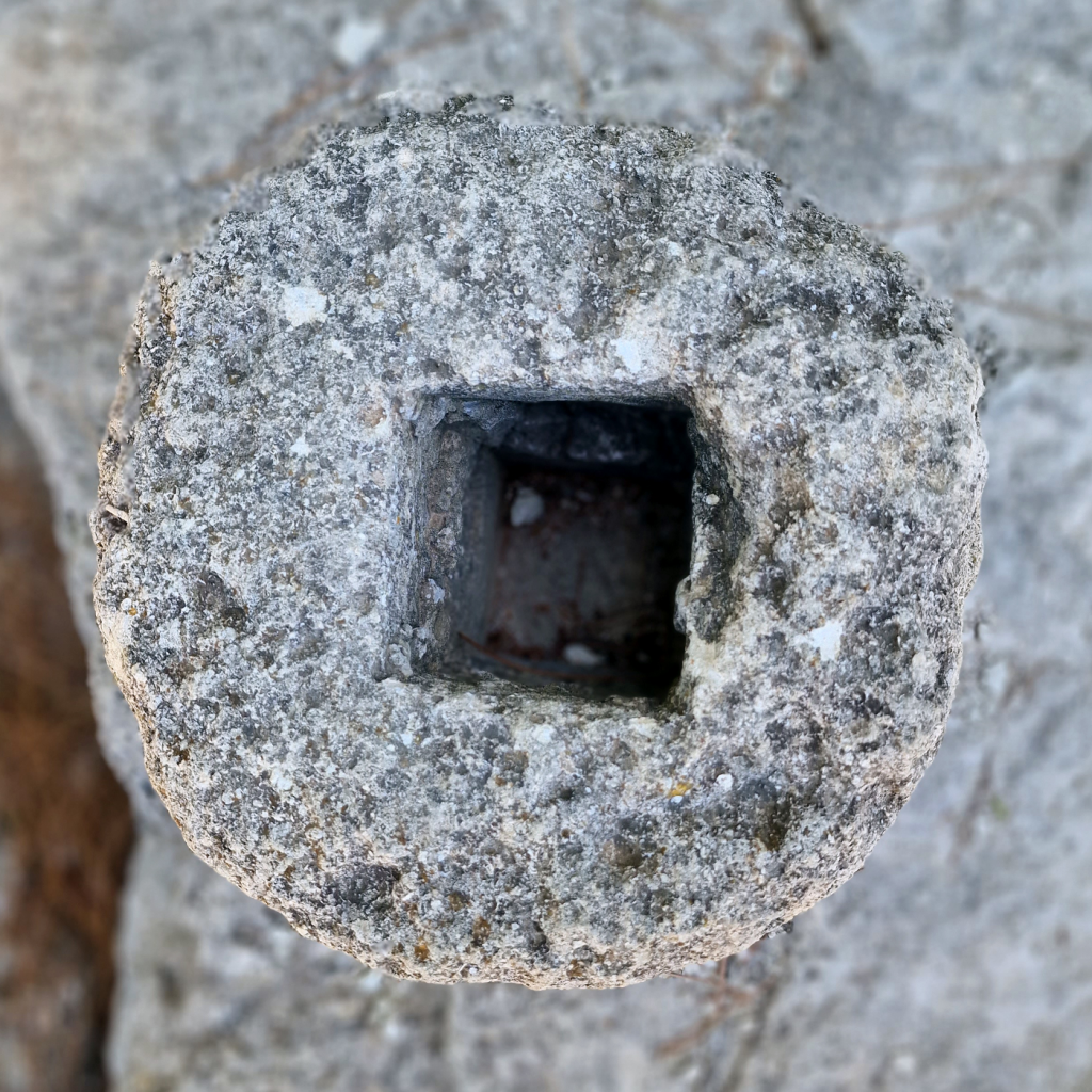 Palác Knossos - kámen s dírou