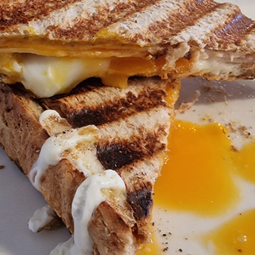 пуешки гърди на скара със сандвич с яйца