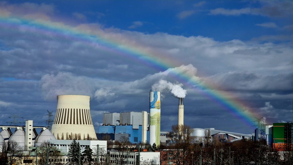 Regenbogen über dem Kraftwerk Reuter Spandau März 2023