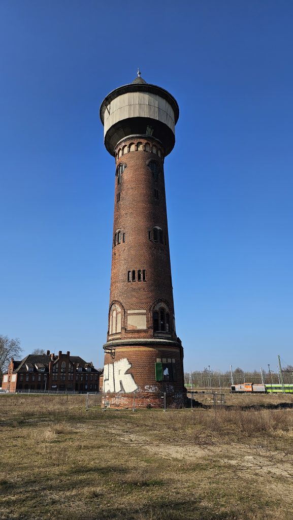 Vattentorn vid Elstals tågstation: Ett historiskt landmärke genom tiderna (mars 2024)