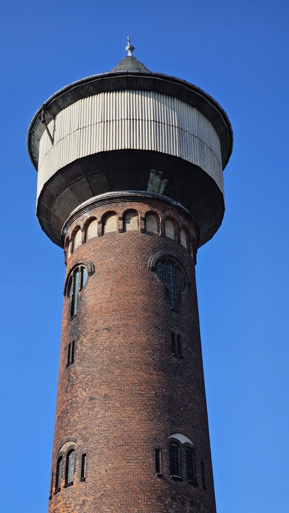 Torre dell'acqua presso la stazione ferroviaria di Elstal: un punto di riferimento storico attraverso i secoli (marzo 2024)