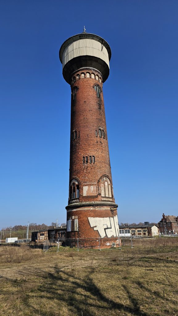 برج المياه في محطة قطار السطل: معلم تاريخي عبر العصور (مارس 2024)