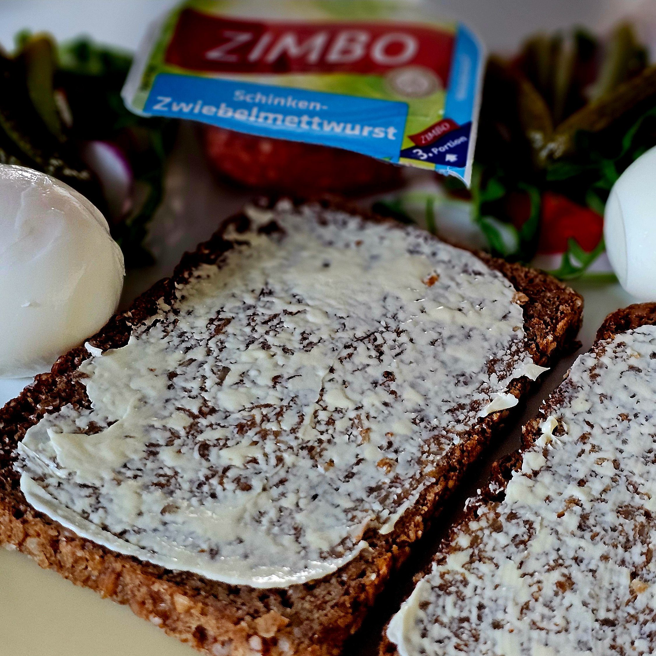 Frühstückszirkus: Gemüse, Mettwurst und Vollkorn in perfekter Balance!