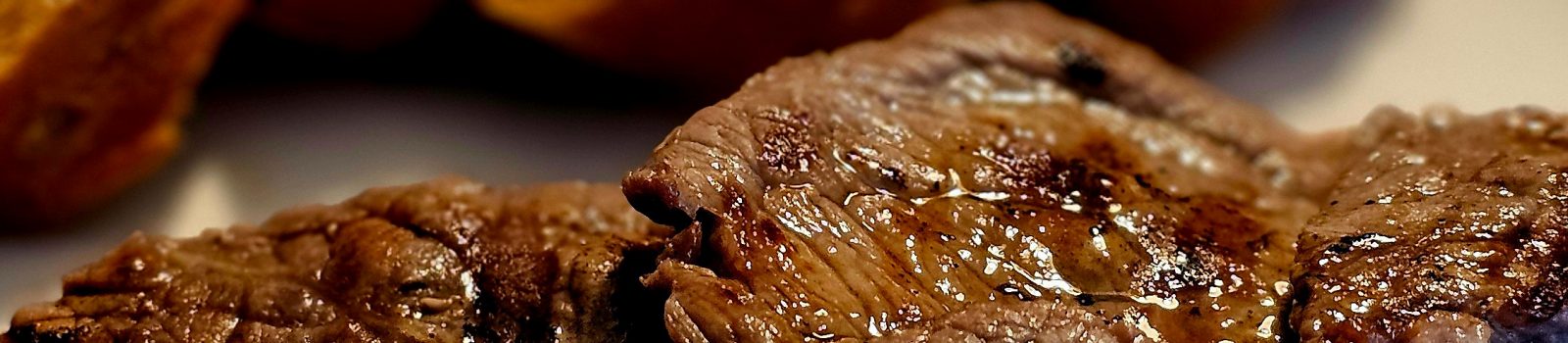 Grillmaster Gala: Nuair a bhios an steak a’ seinn agus an rosé a’ dannsa!