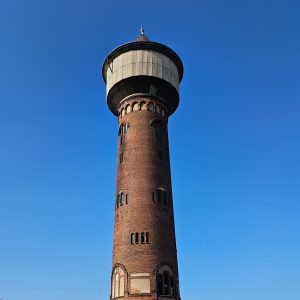 Wieża ciśnień na stacji kolejowej Elstal: zabytek na przestrzeni wieków (marzec 2024)