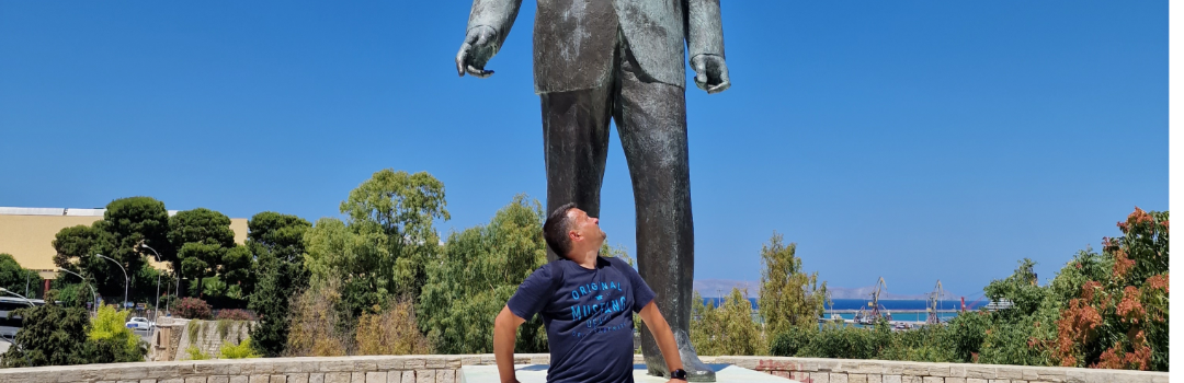 Begegnung mit Geschichte: Vor der Statue von Eleftherios Venizelos auf Kreta