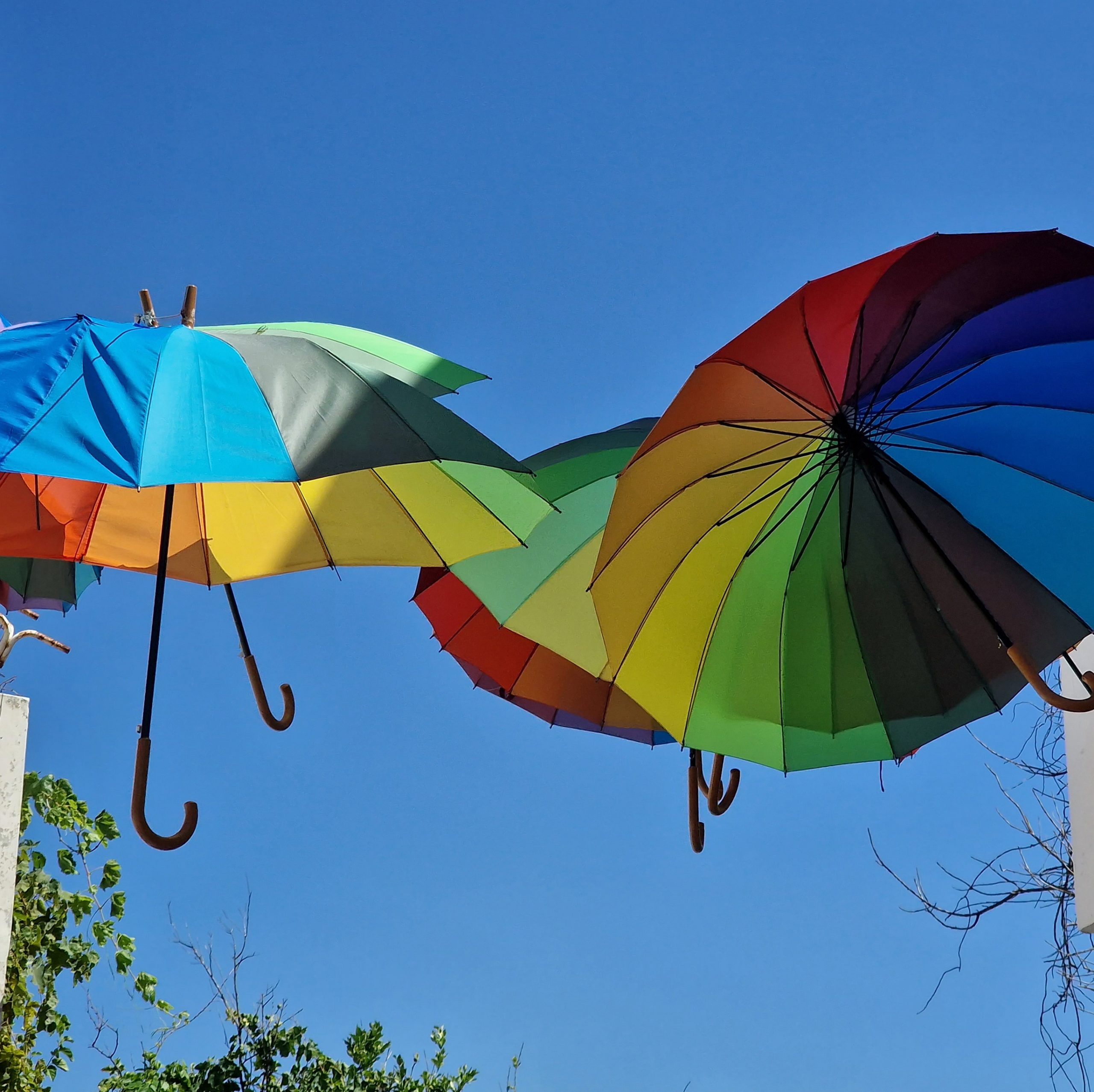 Bunte Regenschirme: Ein Regenbogen über den Gassen von Chersonissos