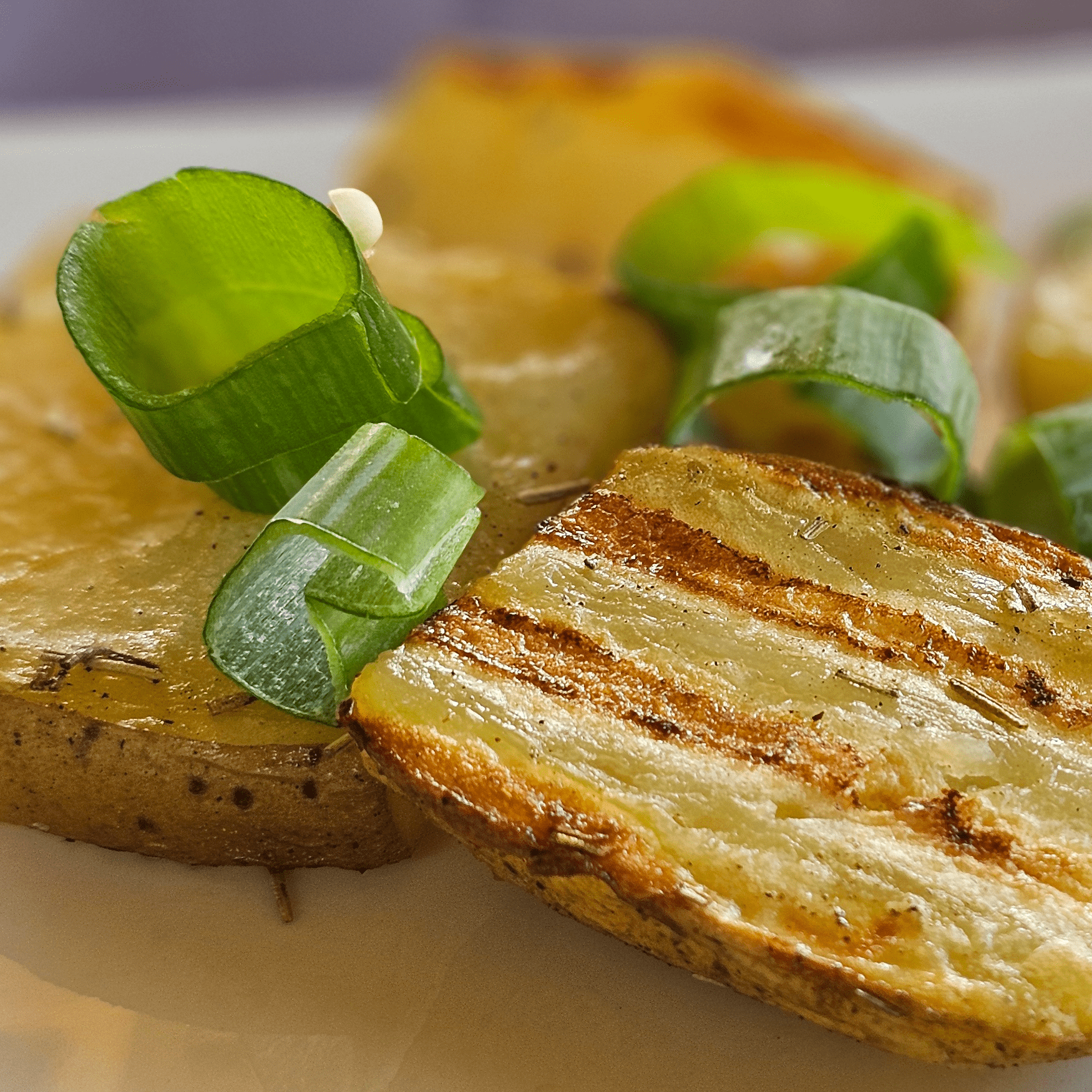 Knusprige Kartoffelscheiben mit Matjes und Zwiebelzauber: Ein Geschmackserlebnis vom Grill!